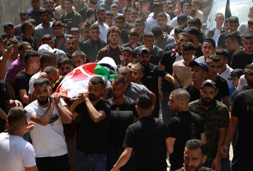 تشييع جثمان الشهيد طاهر زكارنة في قباطية جنوب جنين. (تصوير عدي دعيبس/وفا)